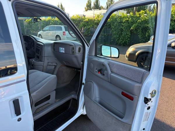 2003 GMC Safari - PASSENGER - Photo 11