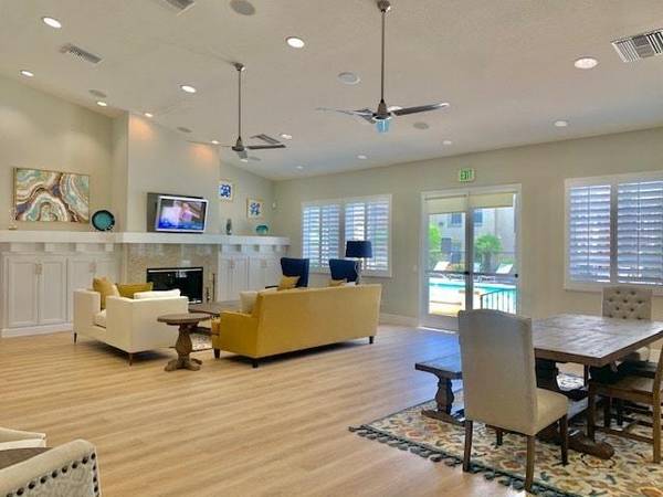 $2,180 / 2br - 889ft2 - Armarios Extra Grandes, Piscina y Spa de Estilo Resort, Hornos Autolimpiantes63668320994561121