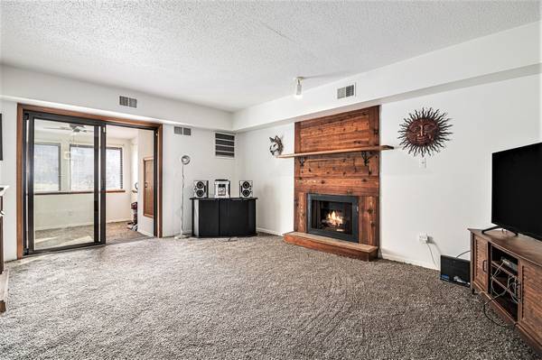 $185,000 / 2br - 989ft2 - 2-Bed Condo on Arbor Lake — In-Unit Laundry + Attached Garage (Wyoming)64308912076162123