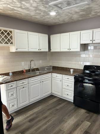$1600.00 / 2br - 800ft2 - 2BR NEW KITCHEN, BATHROOM & FLOORS SEC 8 WELCOME 2ND FLOOR63989073509251120