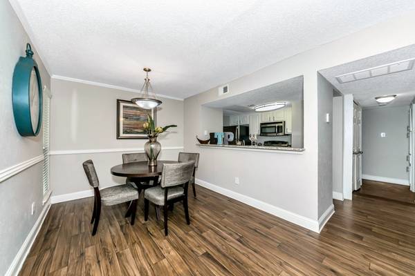 $1,140 / 1br - 706ft2 - Calefacción, Bañera/Ducha, Despensa (4500 Sojourn Dr, Addison, TX)63796326811523122