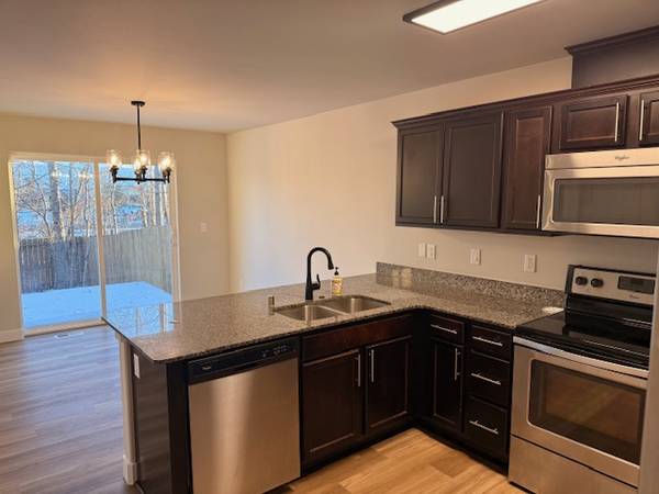 3 Bedroom Townhouse in South Anchorage Utilities included!! 1