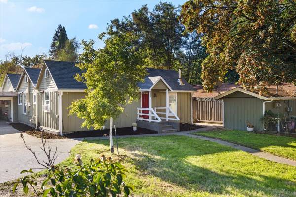 $305,000 / 2br - 1076ft2 - Turn-key, 2/1 home in Grants Pass (Grants Pass)64192592020994123