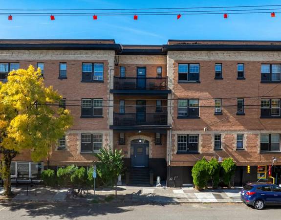 $1,299 / 1br - On-Site Laundry in a One Bedroom + Secure Access + Heart of Slabtown (Slabtown)63956352806915122