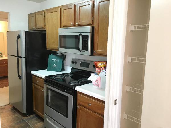 $965 / 1br - 852ft2 - Lap pool with cooling mist system, Dead bolts, Wood-burning fireplaces (South Tulsa)63806171079041122