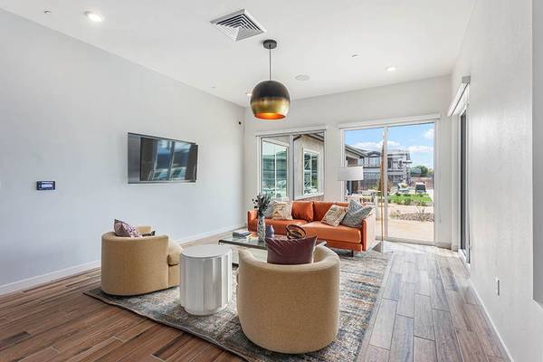$1,354 / 1br - 762ft2 - Fire Pit with Seating Area, Poolside Pavilion with BBQ Grills (7601 W Glendale Ave, Glendale, AZ)64024997229827123