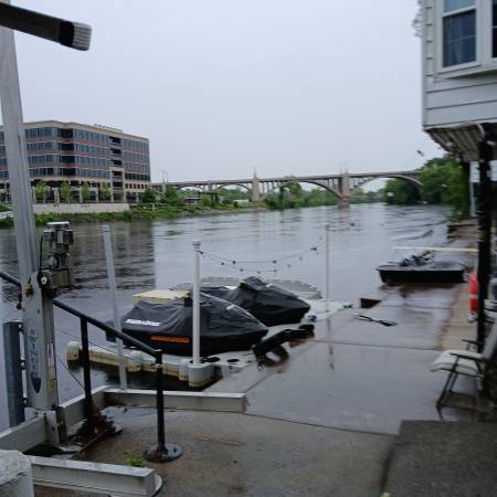 $1,595 / 2br - 1100ft2 - 2 small bedrooms right on the river on Adam's island (East Allentown)64010161875203121