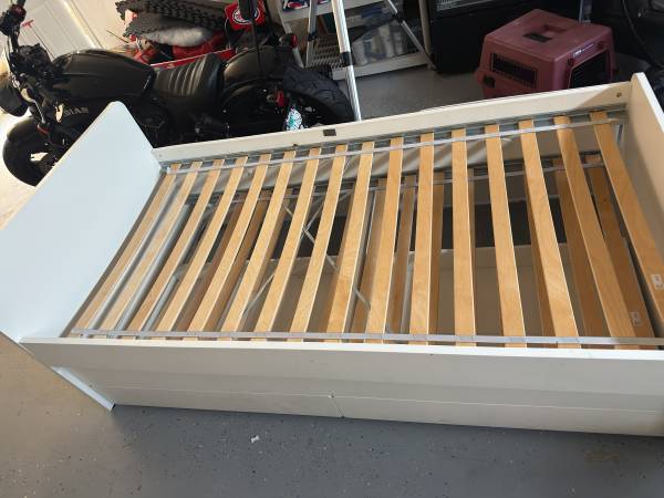 Free bank bed twin bed (Fremont)