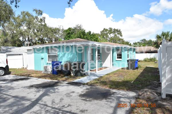 $1,395 / 2br - 401 Milwaukee Ave ~ Duplex recién pintado! ~ (Dunedin)63991226957315121
