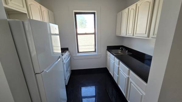 $2,000 / 1br - 770ft2 - large 1br apt in floral park (floral park)63862610026753121