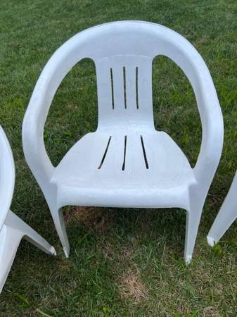 3 sillas blancas para patio - $20 (Vienna)63471432208131123