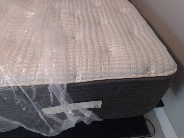 New Queen Beautyrest Sliver 12 inch thick plush