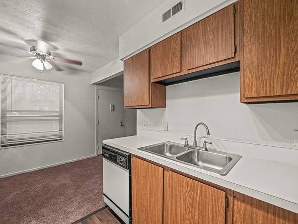 2/bd 1.5/bath/ On-site Laundry 1
