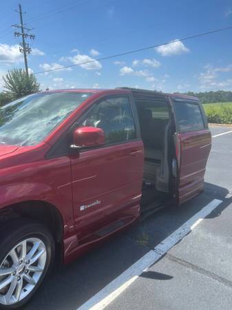 Handicapped van - $29,900 (Newnan)63620145532673123