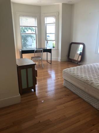 $1,099 / 4br - 140ft2 - 2 rooms in 4bed 1bath walk to school and Jackson sq (Jackson sq - orange line - longwood-NEU, NEC, BU medical)63856447212929124