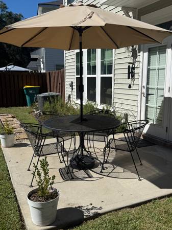 Outdoor patio and chairs 1