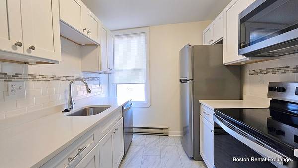 $2,500 / 1br - ♦BEAUTIFUL SUNNY RENOVATED 1 BED LITERALLY IN DAVIS SQ! CAT FRIENDLY! (Somerville - Davis Square)63828556722817123