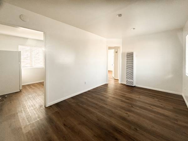 🌟 Remodeled 2BR/1BA Downstairs End Unit – Spring Valley – $1,900 1