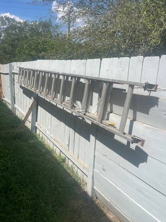 28 FOOT EXTENSION LADDER 1