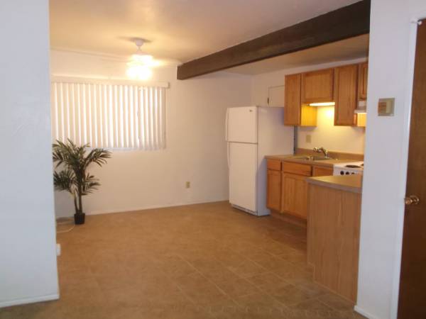 $895 / 1br - 700ft2 - Large studio-1 bed with full bath, great outdoor space (Prince Rd and Mountain Ave)63674996476419121