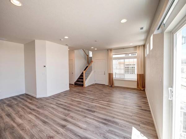 $950 / 3br - Townhouse Short or Long-term Rent Reduction Possible (Banning Lewis Ranch)63686975543683122