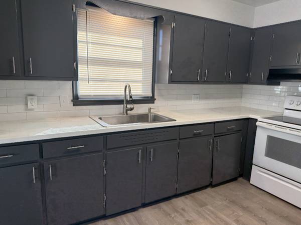 $1100.00 / 2br - 1000ft2 - Spacious 2 bedroom/ 1 bath64020672951809124