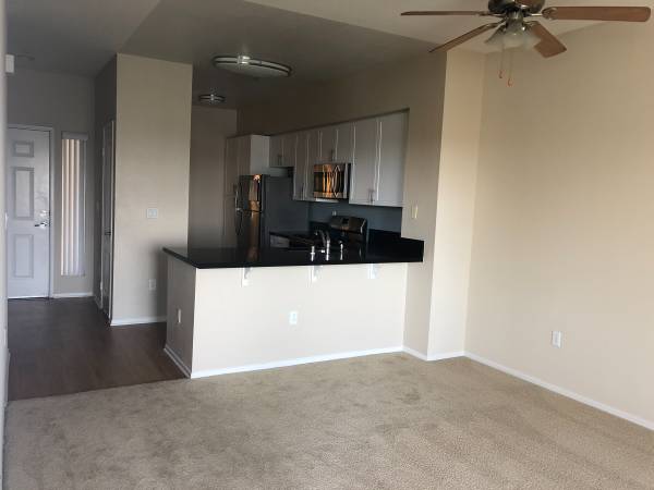 $2,674 / 1br - 717ft2 - Top floor 1x1 with reserved parking + In unit w/d (Long Beach)63840114881153120