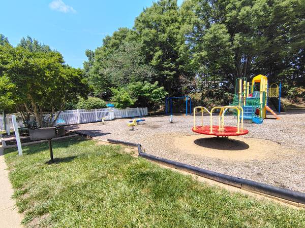$1041.00 / 2br - 840ft2 - Charming 2 Bed, 1.5 Bath Unit in Lynchburg - $1041/mo63851970418433120