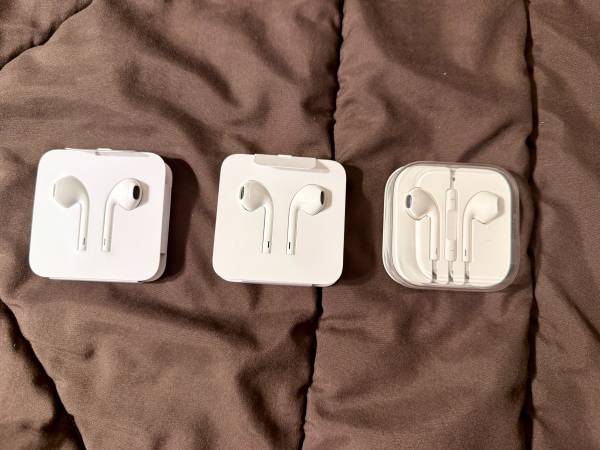 Apple iphone original EarPods (Lightning Connector) 1
