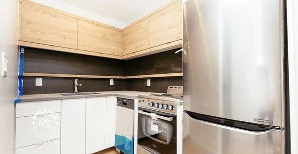 $4,500 / 3br - True 3 Bed w/ Roof Access – Prime Greenpoint – No Fee Central AC (Greenpoint)63788831981187121
