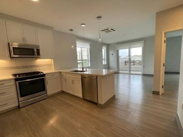 $3,280 / 1br - 648ft2 - Two level Courtyard with panoramic views of the Pacific Ocean (Downtown Oceanside)64037042721283120