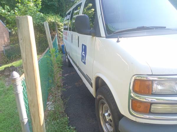 Furgón pasajeros Chevy 3500 extendido 2002 - $5,000 (Fairfax)63616306350083121
