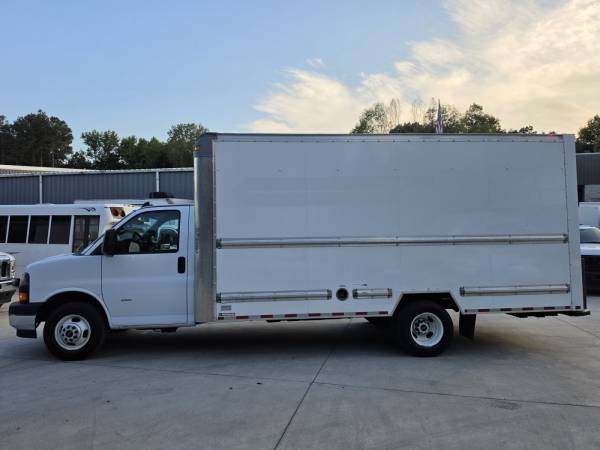 2021 GMC Savana 3500 17ft - Photo 2