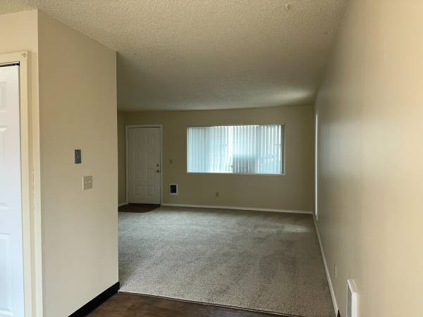 $700 / 2br - reshly Updated Inside and Out | Fenced Yard | W/S/G PAID! (Milwaukie)63914854375427120