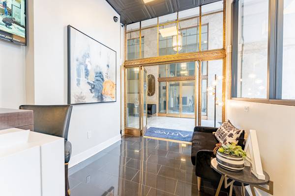 $2,550 / 1br - 900ft2 - ¡LOFT DE UN DORMITORIO EN EDIFICIO HISTÓRICO! ¡UN MES GRATIS! ¡AMIGABLE CON MASCOTAS! (1007 Fifth Ave, San Diego, CA)63819155464961123
