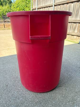 Rubber Maid Trash Can 1