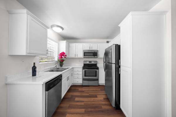 $2,295 / 2br - 805ft2 - Unidad de 2 Dormitorios en Planta Baja Disponible en La Mesa (La Mesa)63775500400515122