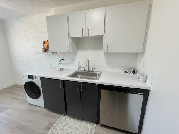 $1,495 / 2br - 700ft2 - Get $200 Off! Private Covered Balcony and In-Unit Laundry! (Aloha)63842022419587124