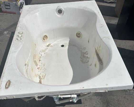 Free Jacuzzi Tub 1