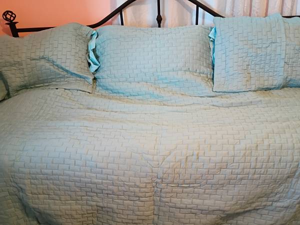 Queen size bedspread and shams 1