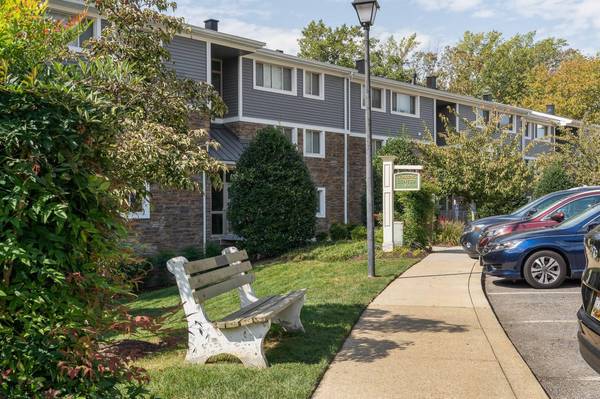 Gorgeuos Spacious Renovated  2 Bedroom  w/ Pond & Golf course Views 1