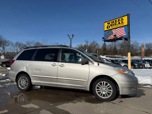 2009 Toyota Sienna XLE mini van leather 1