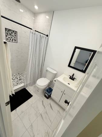 $1,000 Rent a studio with independent entrance (Laredo)63662018801667121