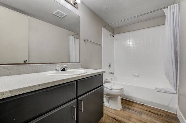 "Pet friendly, Laundry facility, Close to the Strip, Fully furnished" 1