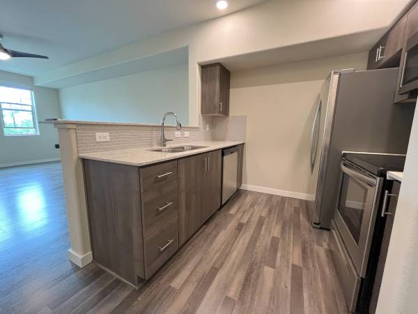 $1,695 / 1br - 634ft2 - Modern 1-Bedroom Apartment with Stylish Finishes & Private Patio (Portland)63672565024259123