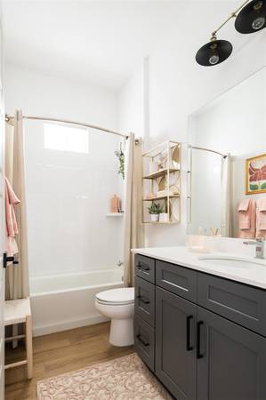 $1,699 / 1br - 676ft2 - Costos de Seguro Más Bajos, Vida en un Solo Nivel (1381 N Gilbert Rd, Gilbert, AZ)64024821581442120