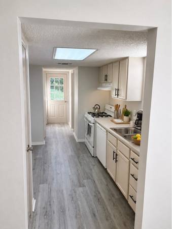 Charming Farmhouse in Boyce! 1