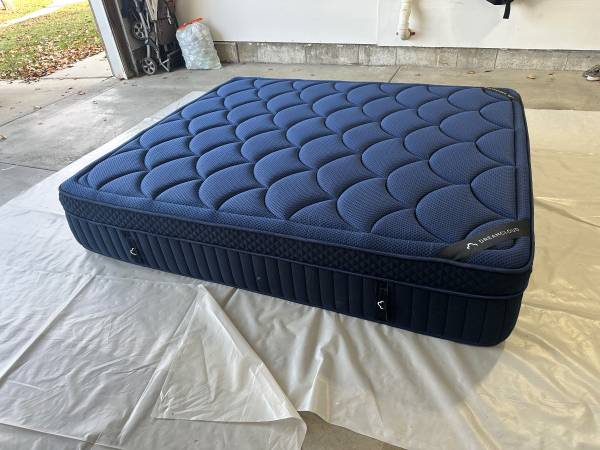 DreamCloud Ultra Memory Foam Mattress, King, Like New, Perfect Conditi 1