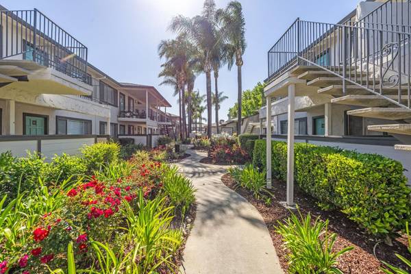$2,995 / 2br - 855ft2 - ¡Disfruta del Sol en la Brillante Piscina de Cielo – ¡Camina al Centro de Campbell! (campbell)63668045093249120