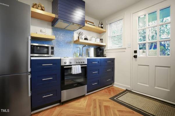 $1,250 / 1br - 704ft2 - Renovated 1 bedroom 1 bath condo (Raleigh)63968072812547122